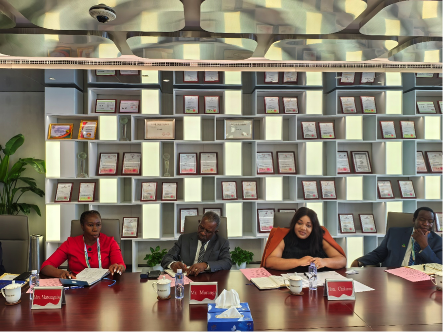 津巴布韦副外长到访金年会集团总部